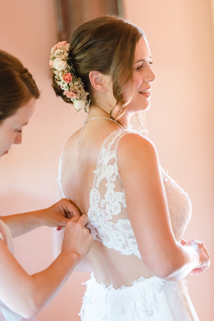 Portfolio Getting Ready Hochzeitsfotograf Eichsfeld Thüringen Niedersachsen Kallmerode Gernrode Hannah Christoph Kreuzweg Kapelle Wald Fotograf Paar Feier Reportage Getting Ready Trauung