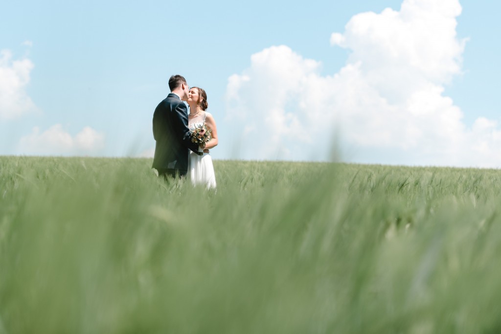 Hochzeitsfotograf Eichsfeld Thüringen Niedersachsen Kallmerode Gernrode Hannah Christoph Kreuzweg Kapelle Wald Fotograf Paar Feier Reportage Getting Ready Trauung