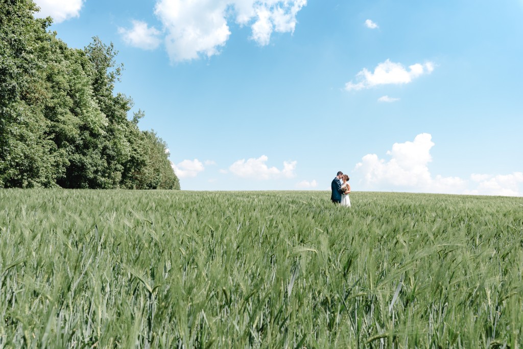 Hochzeitsfotograf Eichsfeld Thüringen Niedersachsen Kallmerode Gernrode Hannah Christoph Kreuzweg Kapelle Wald Fotograf Paar Feier Reportage Getting Ready Trauung