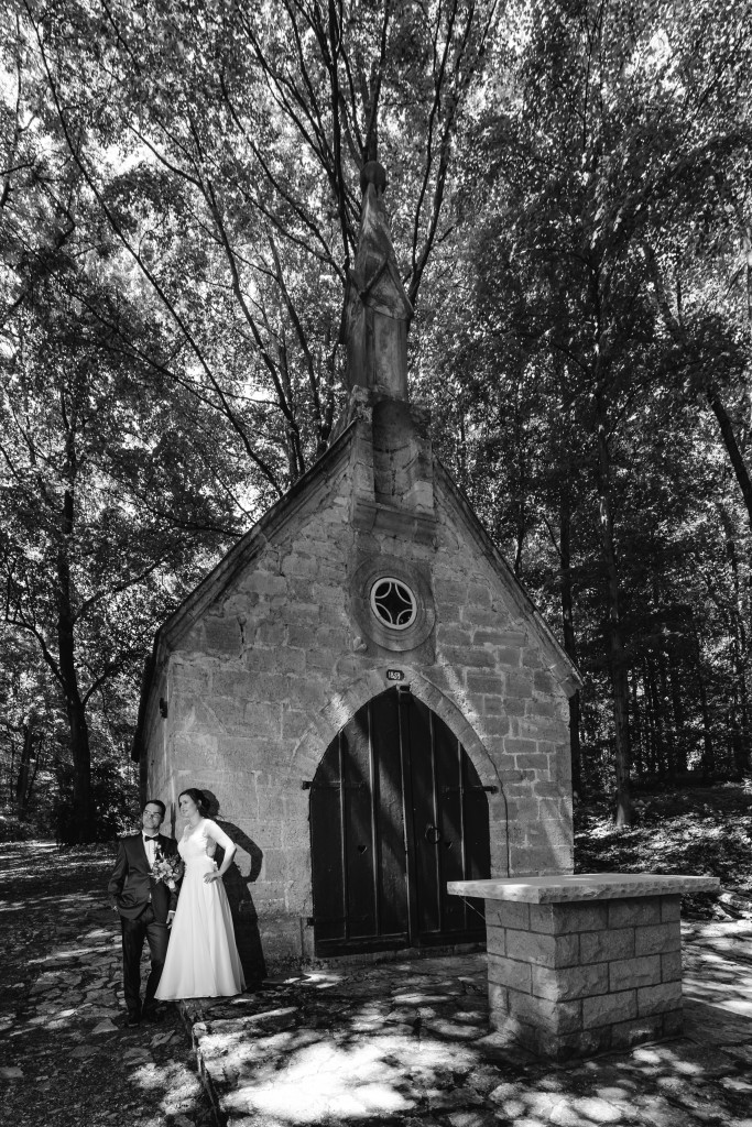 Hochzeitsfotograf Eichsfeld Thüringen Niedersachsen Kallmerode Gernrode Hannah Christoph Kreuzweg Kapelle Wald Fotograf Paar Feier Reportage Getting Ready Trauung