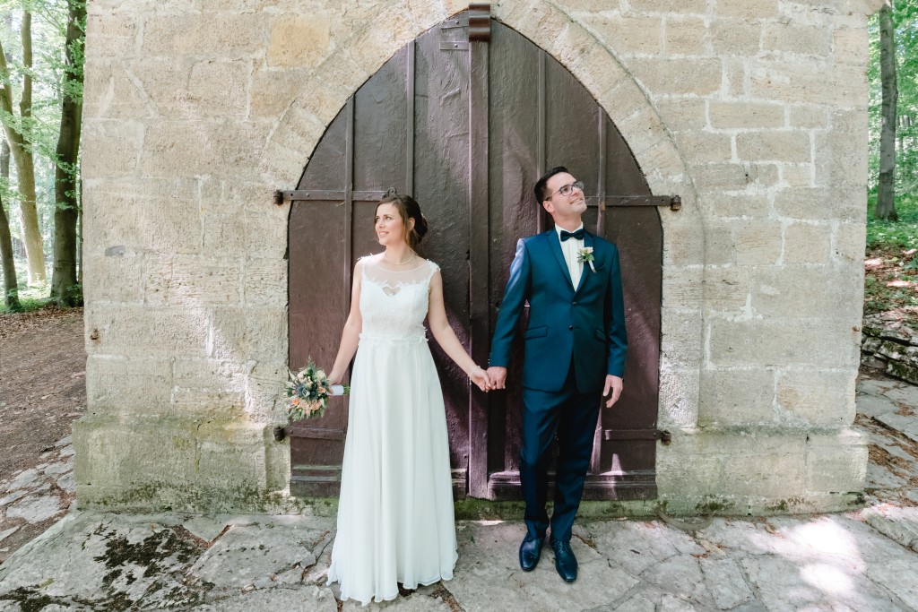 Hochzeitsfotograf Eichsfeld Thüringen Niedersachsen Kallmerode Gernrode Hannah Christoph Kreuzweg Kapelle Wald Fotograf Paar Feier Reportage Getting Ready Trauung