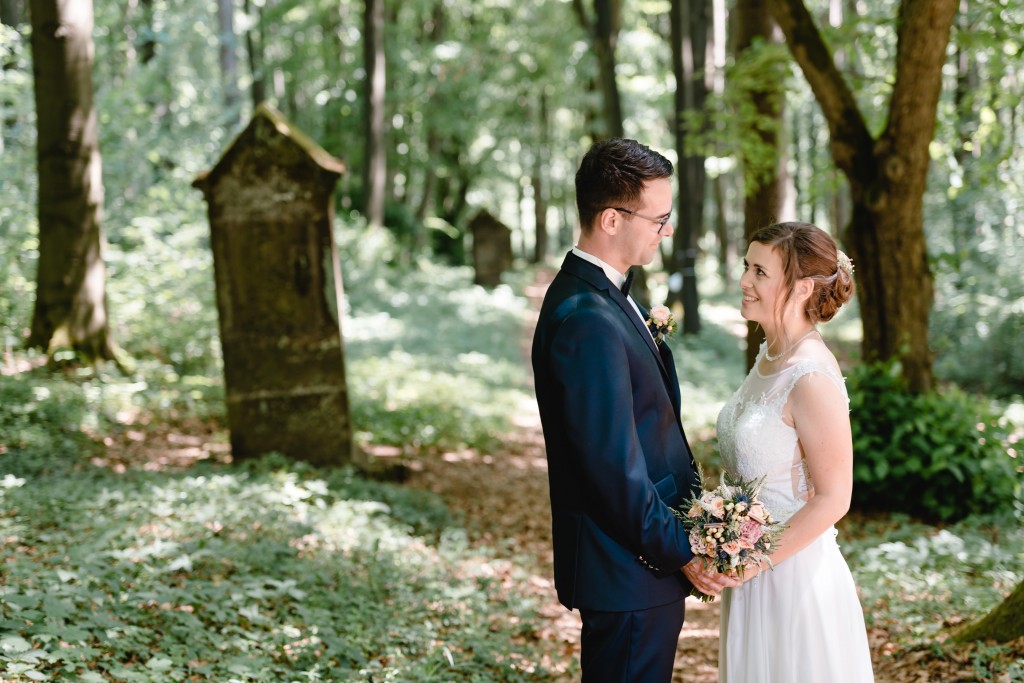 Hochzeitsfotograf Eichsfeld Thüringen Niedersachsen Kallmerode Gernrode Hannah Christoph Kreuzweg Kapelle Wald Fotograf Paar Feier Reportage Getting Ready Trauung