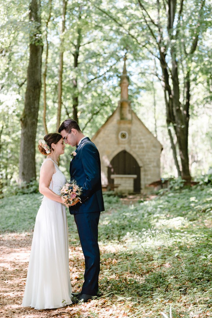 Hochzeitsfotograf Eichsfeld Thüringen Niedersachsen Kallmerode Gernrode Hannah Christoph Kreuzweg Kapelle Wald Fotograf Paar Feier Reportage Getting Ready Trauung