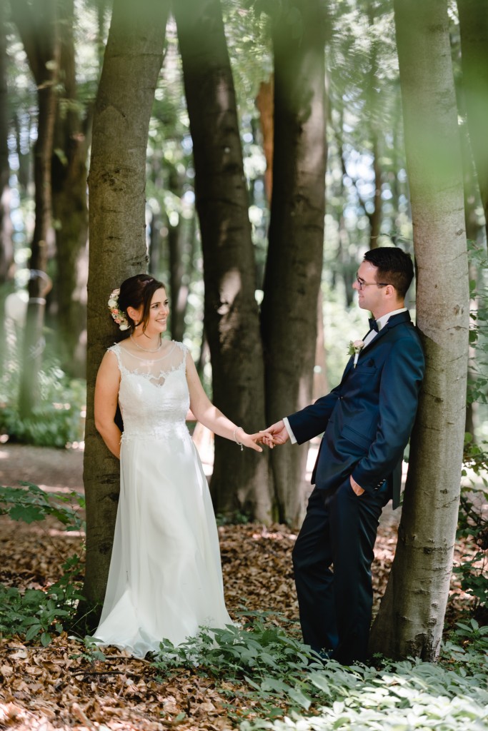 Hochzeitsfotograf Eichsfeld Thüringen Niedersachsen Kallmerode Gernrode Hannah Christoph Kreuzweg Kapelle Wald Fotograf Paar Feier Reportage Getting Ready Trauung