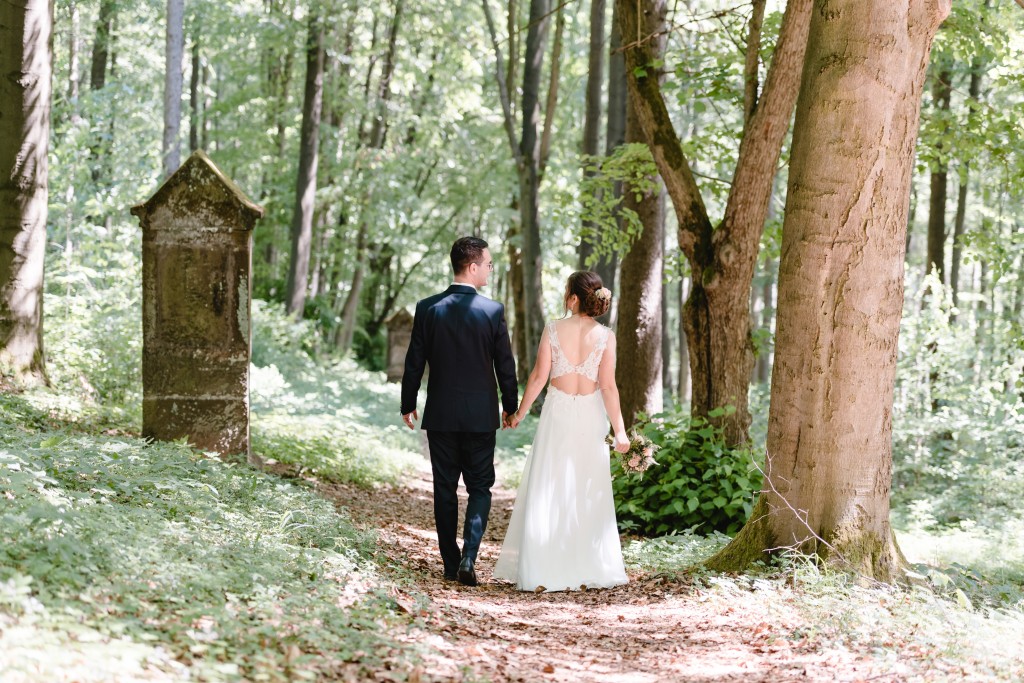 Hochzeitsfotograf Eichsfeld Thüringen Niedersachsen Kallmerode Gernrode Hannah Christoph Kreuzweg Kapelle Wald Fotograf Paar Feier Reportage Getting Ready Trauung