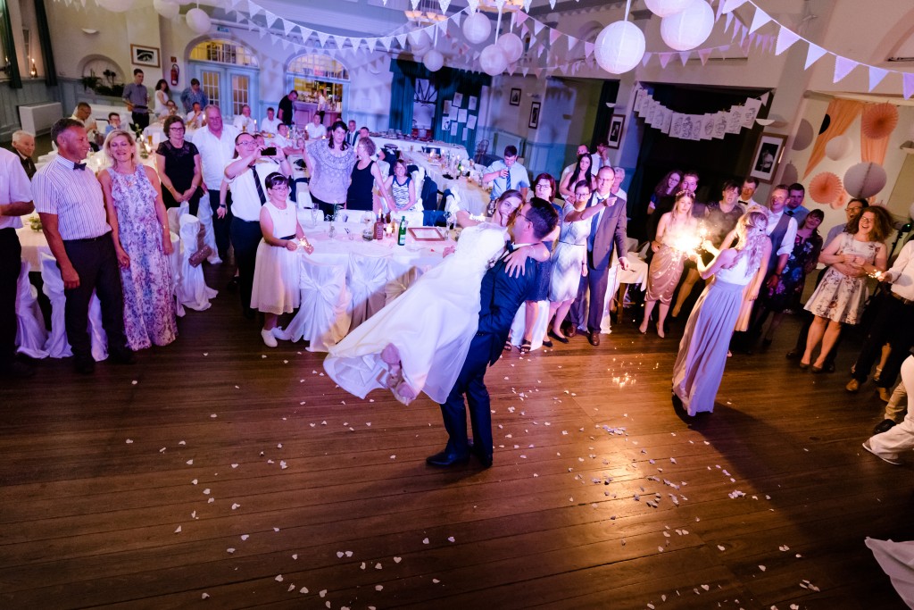 Portfolio Hochzeitsfeier Hochzeitsfotograf Eichsfeld Thüringen Niedersachsen Kallmerode Gernrode Hannah Christoph Kreuzweg Kapelle Wald Fotograf Paar Feier Reportage Getting Ready Trauung